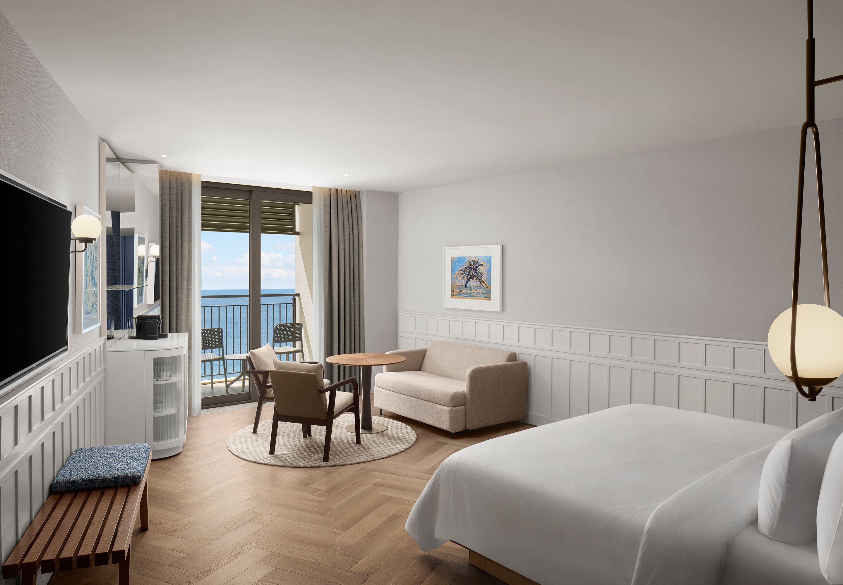 أغطية فراش متميزة وميني بار وخزنة داخل الغرفة ومكتب