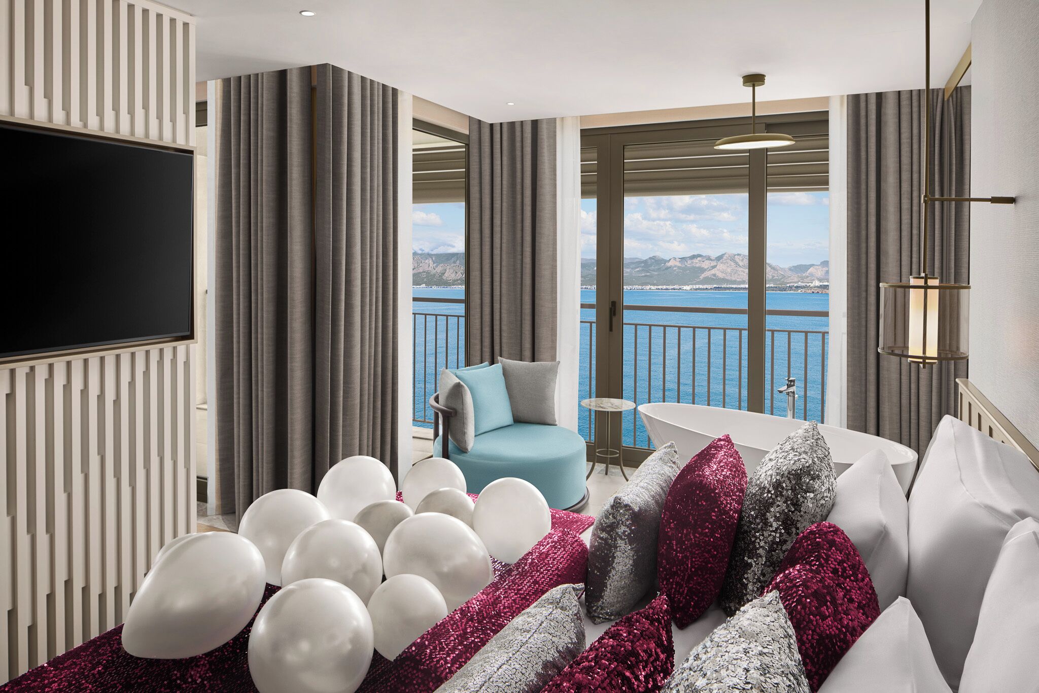 أغطية فراش متميزة وميني بار وخزنة داخل الغرفة ومكتب