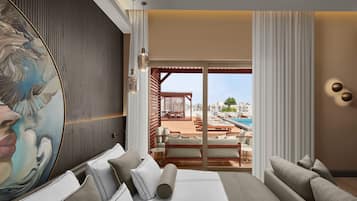 Ein Hotelzimmer mit einem großen Bett, einem Gemälde, Blick auf ein Schwimmbad und Sitzgelegenheiten sowie einer Holzpergola.