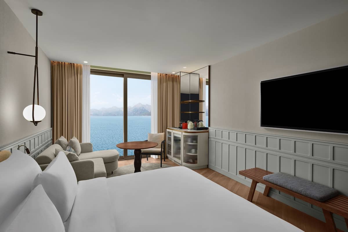 Deluxe Room, Sea View | Premium bedding, minibar, in-room safe, desk