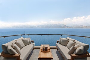 Suite (Panorama) | Premium bedding, minibar, in-room safe, desk