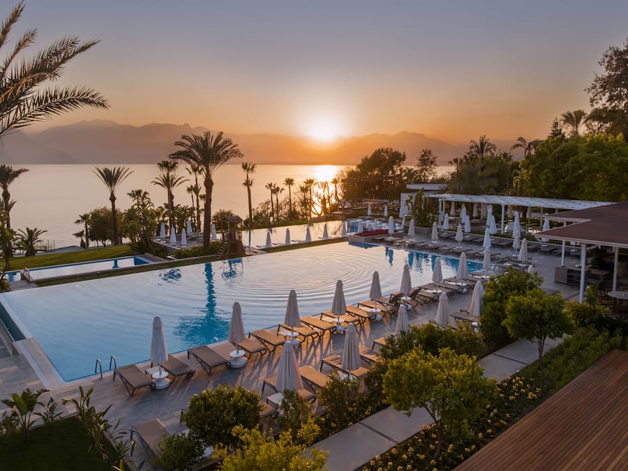 Sisäuima-allas, kauden mukainen ulkouima-allas, aurinkovarjoja