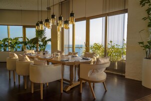 3 间餐厅，供应早餐、午餐和晚餐，国际美食