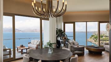 Panorama Suite (Urban Chic Lounge Access) | Living area | 55-inch Smart TV with satellite channels