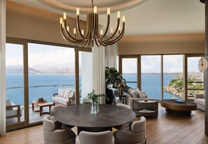 Presidentiële penthouse | Woonruimte | Een 55-inch smart-tv met satellietzenders