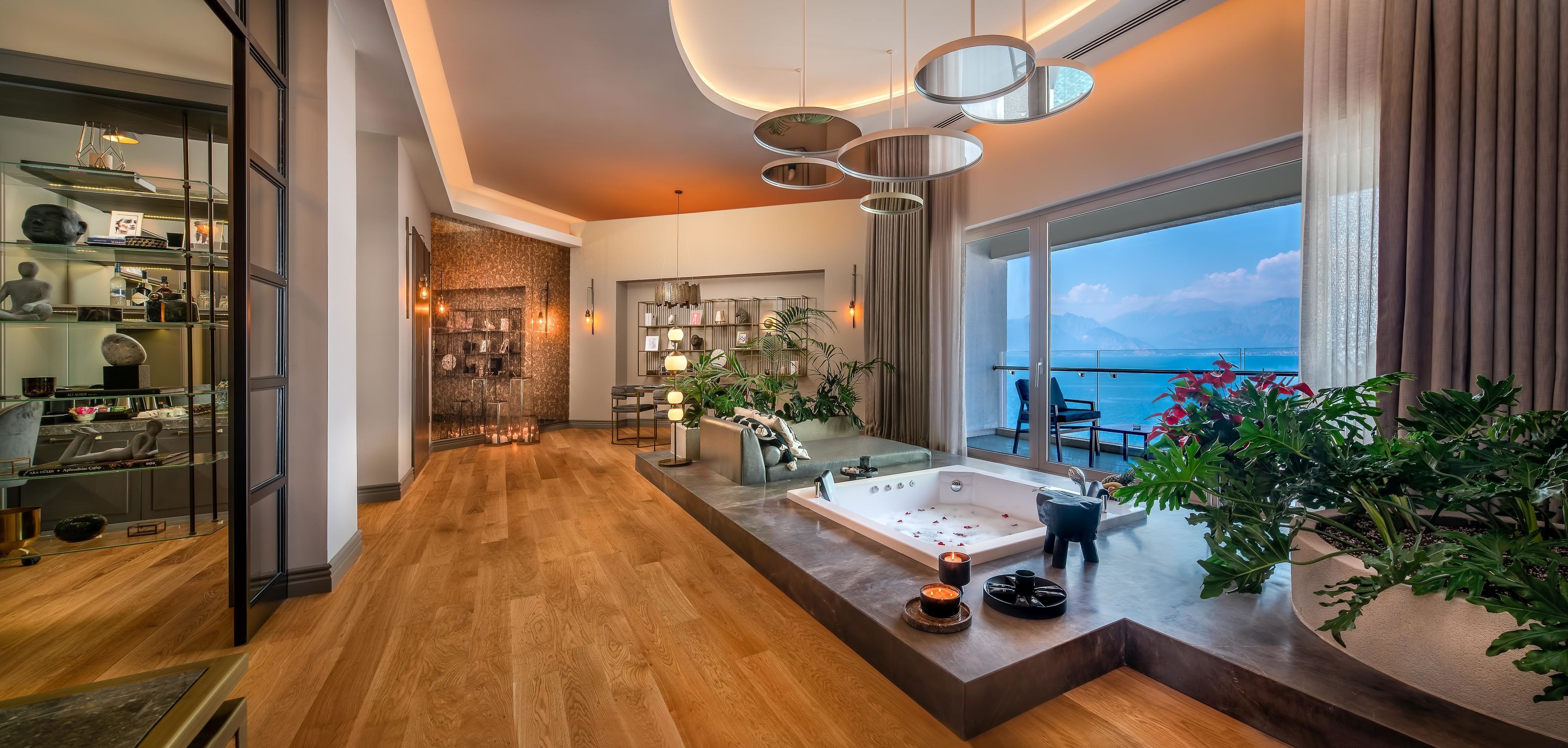 Amplia sala de estar con un ventanal grande, un jacuzzi e interiores bien iluminados.