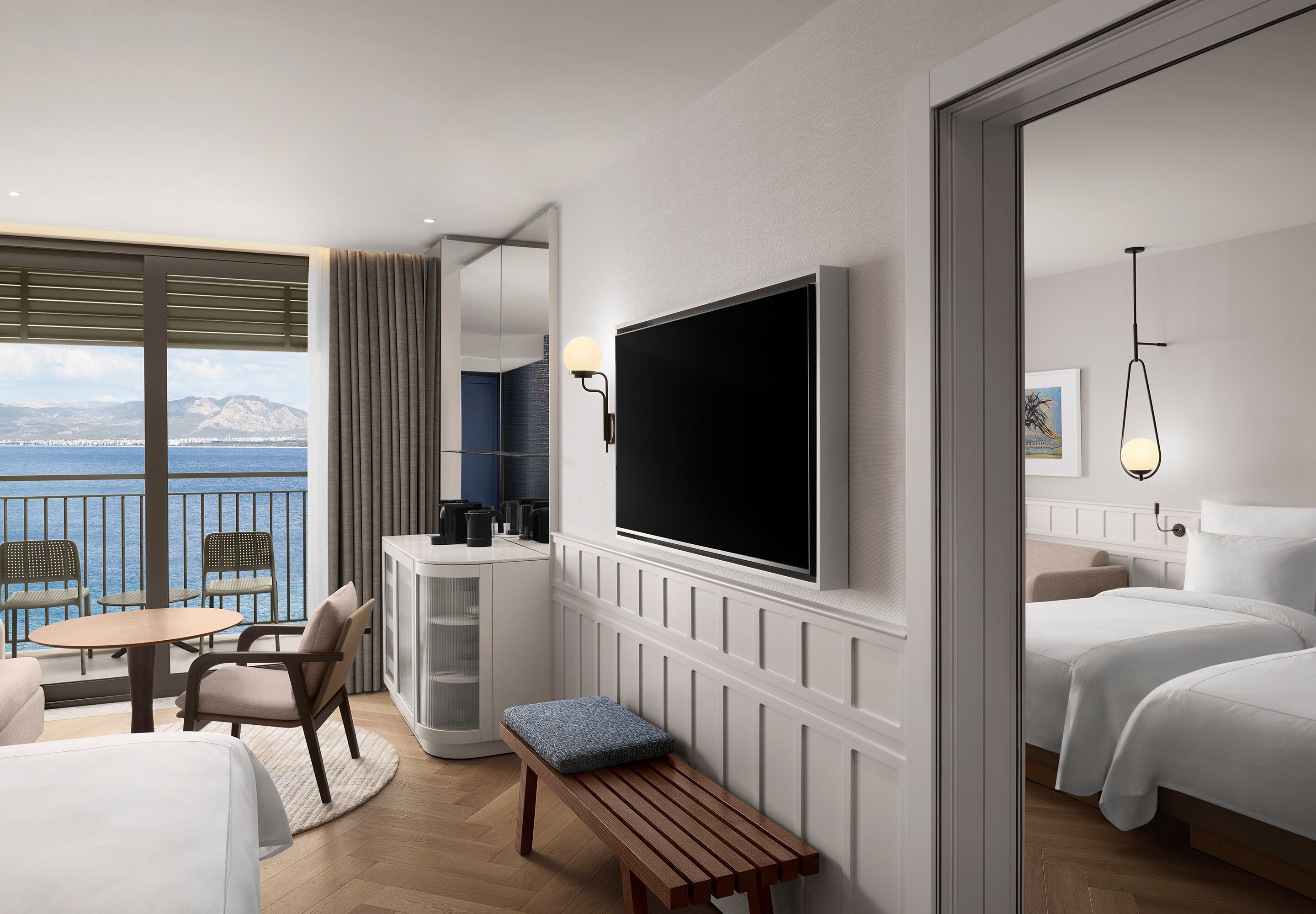 أغطية فراش متميزة وميني بار وخزنة داخل الغرفة ومكتب