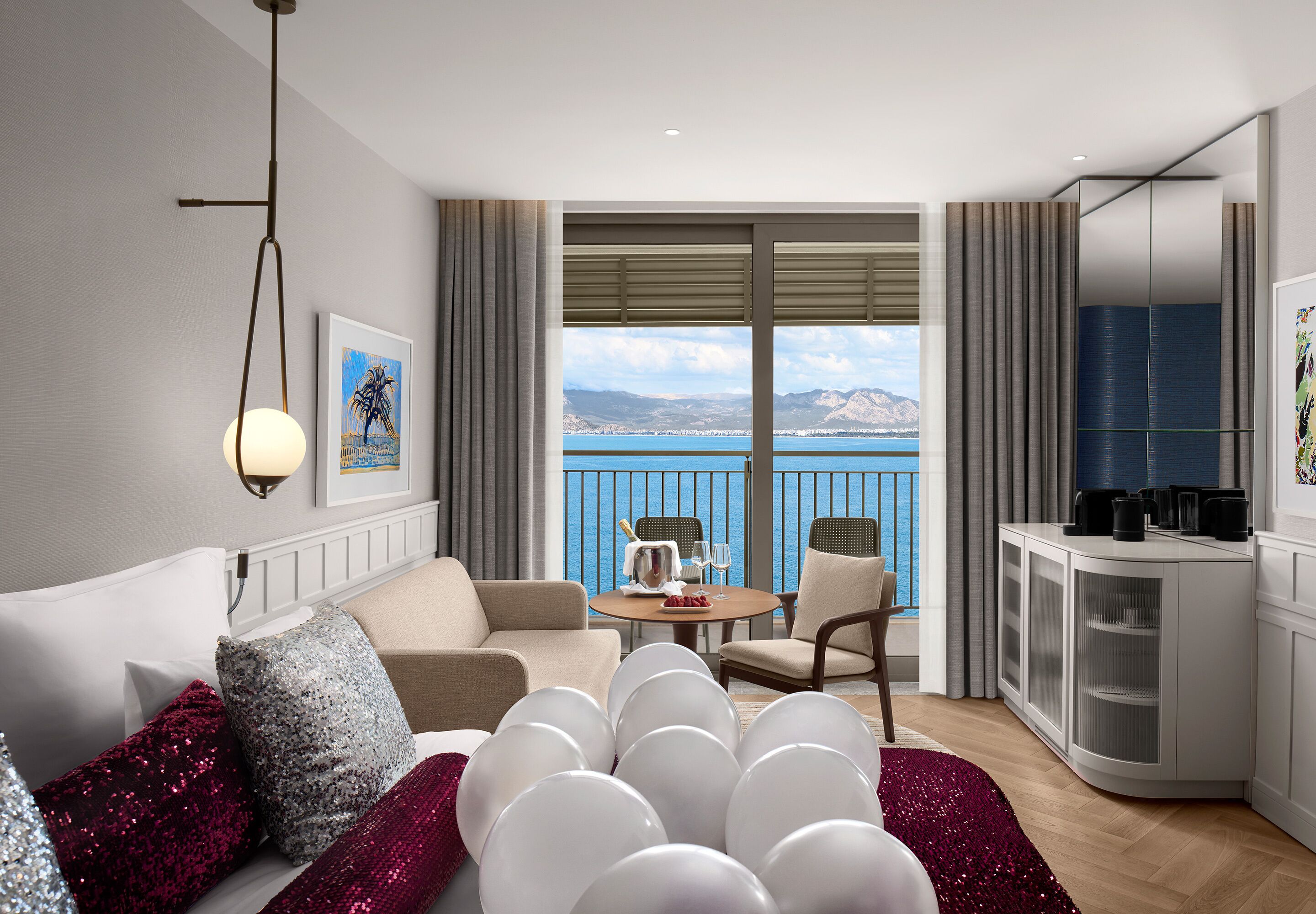 أغطية فراش متميزة وميني بار وخزنة داخل الغرفة ومكتب