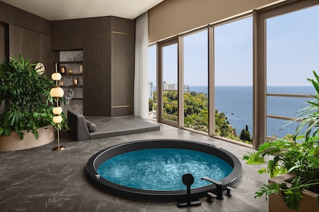 Suite (Panorama) | Premium bedding, minibar, in-room safe, desk. Akra Antalya