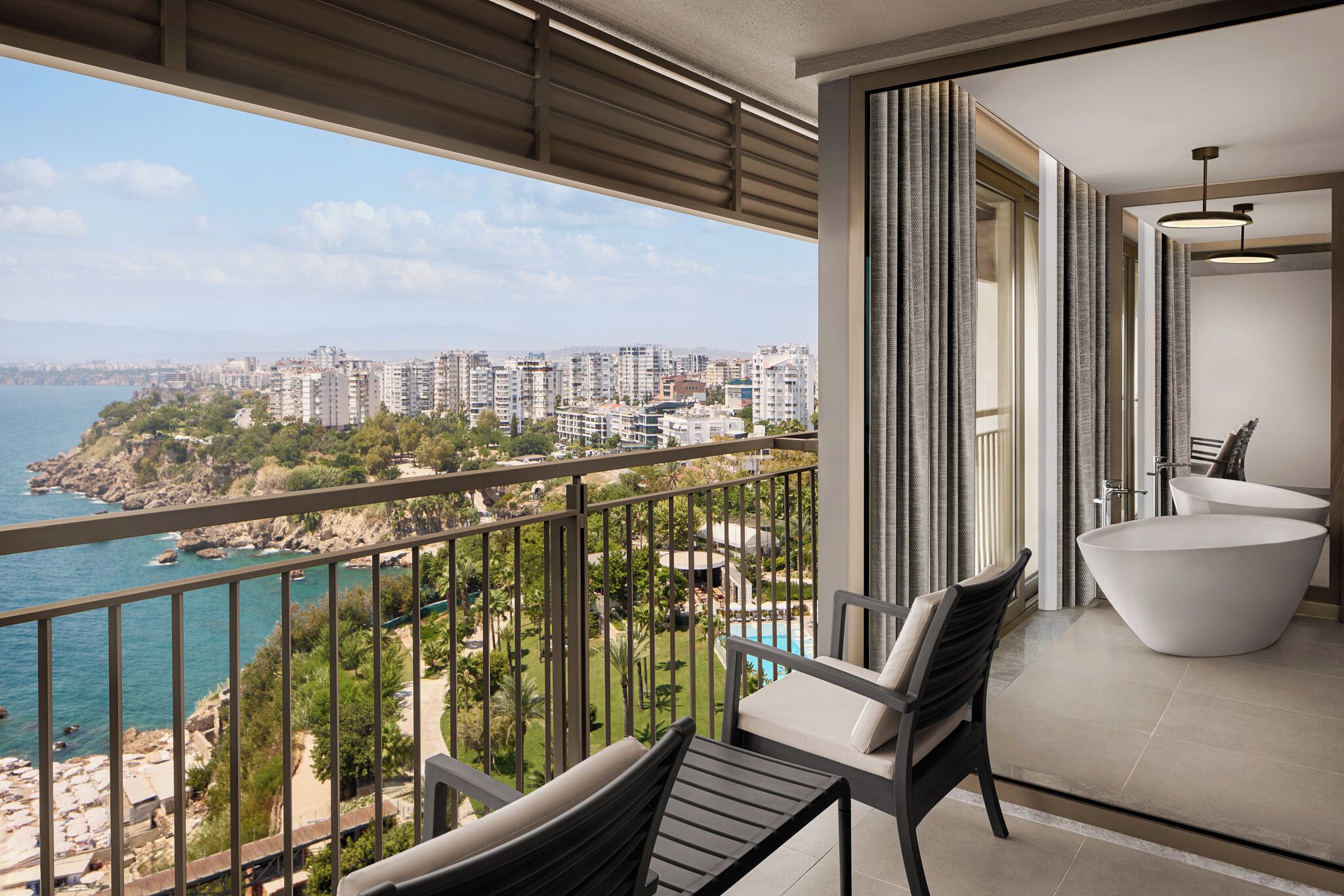 Honeymoon suite | Luxe beddengoed, een minibar, een kluis op de kamer, een bureau