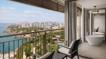 Honeymoon suite | Luxe beddengoed, een minibar, een kluis op de kamer, een bureau