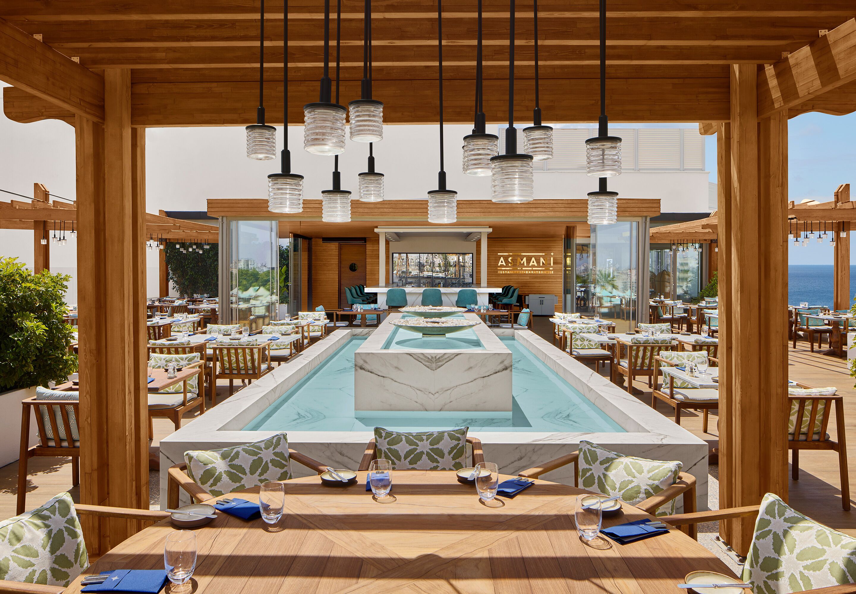 3 restaurants, breakfast, lunch, dinner served; international cuisine