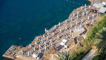 Playa privada, sombrillas, toallas de playa y submarinismo