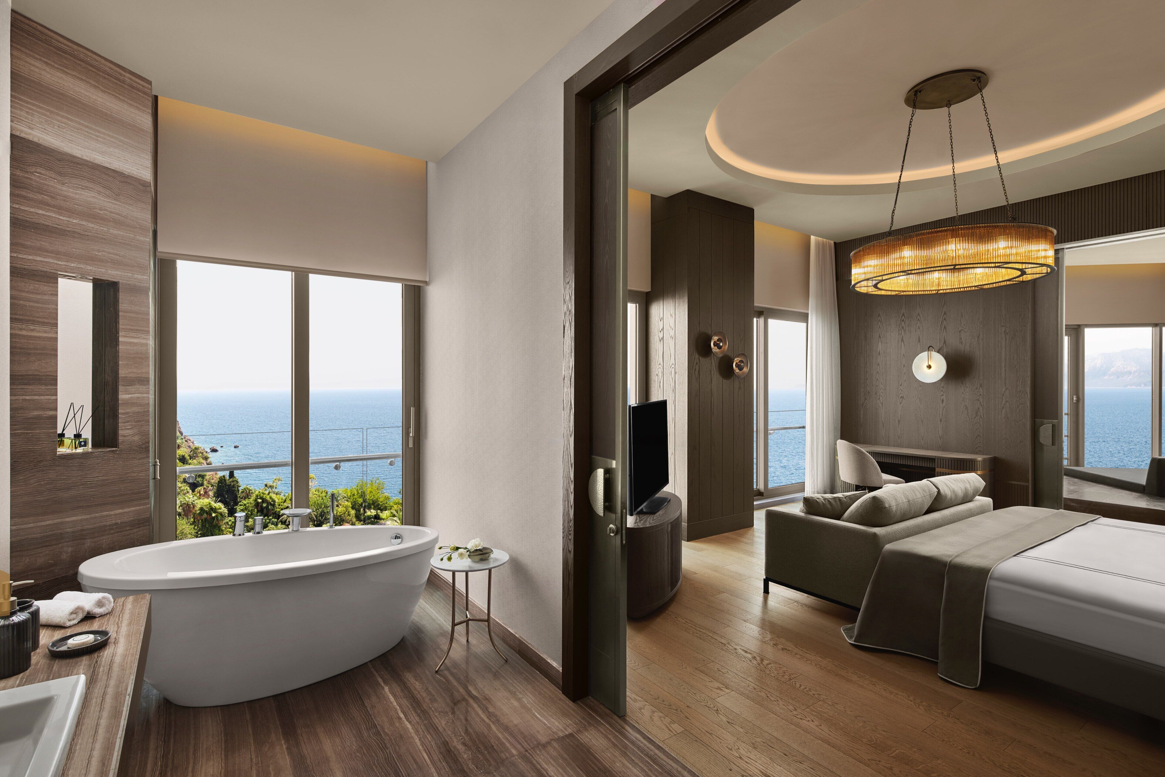 Suite (Panorama) | Bathroom | Eco-friendly toiletries, hair dryer, bathrobes, slippers