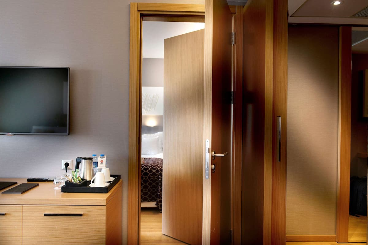 1 bedroom, premium bedding, minibar, in-room safe