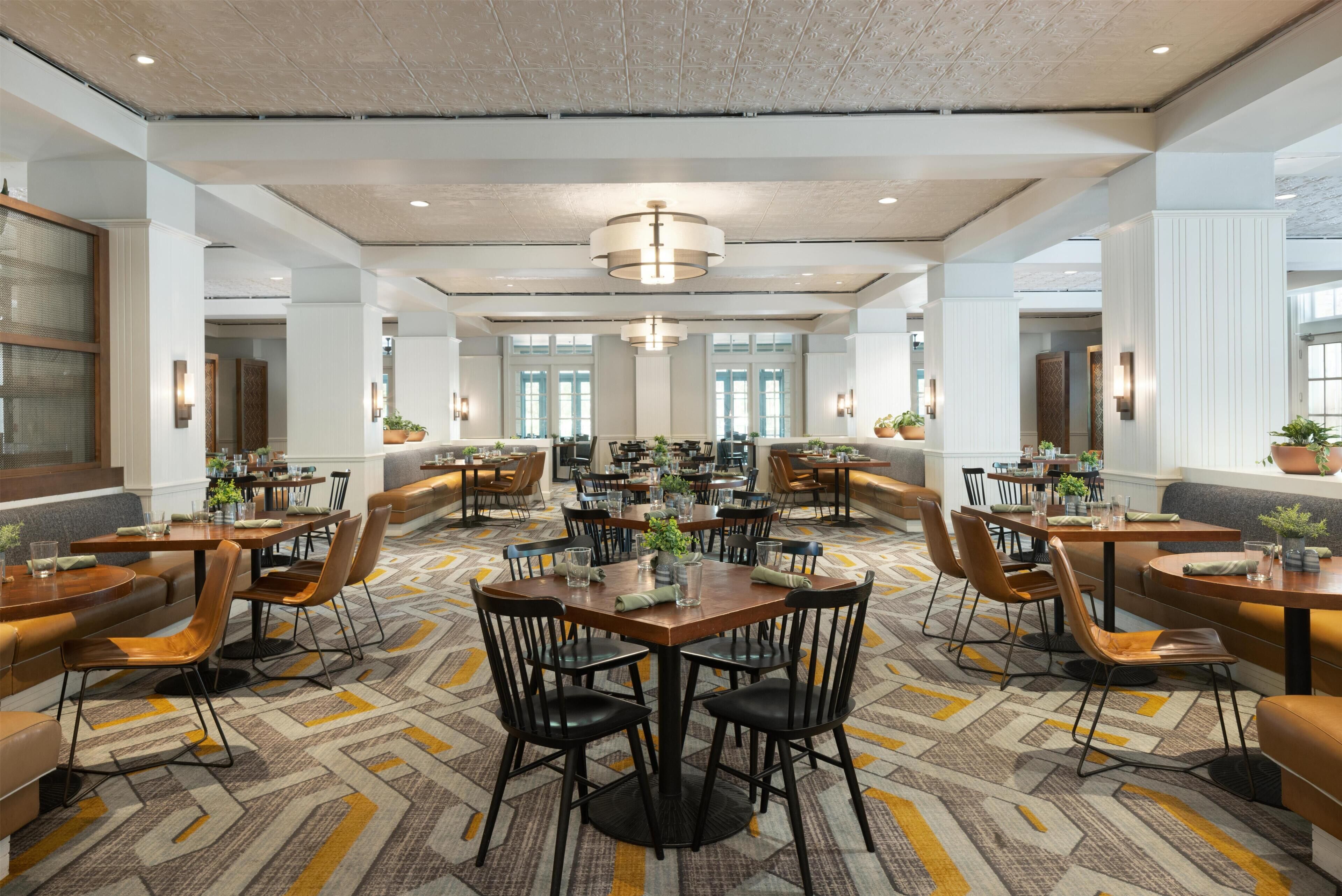 5 restaurants; breakfast, lunch and dinner served 
