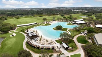 3 piscines extérieures, tentes de plage, chaises longues
