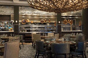 5 restaurantes; se sirven desayunos 