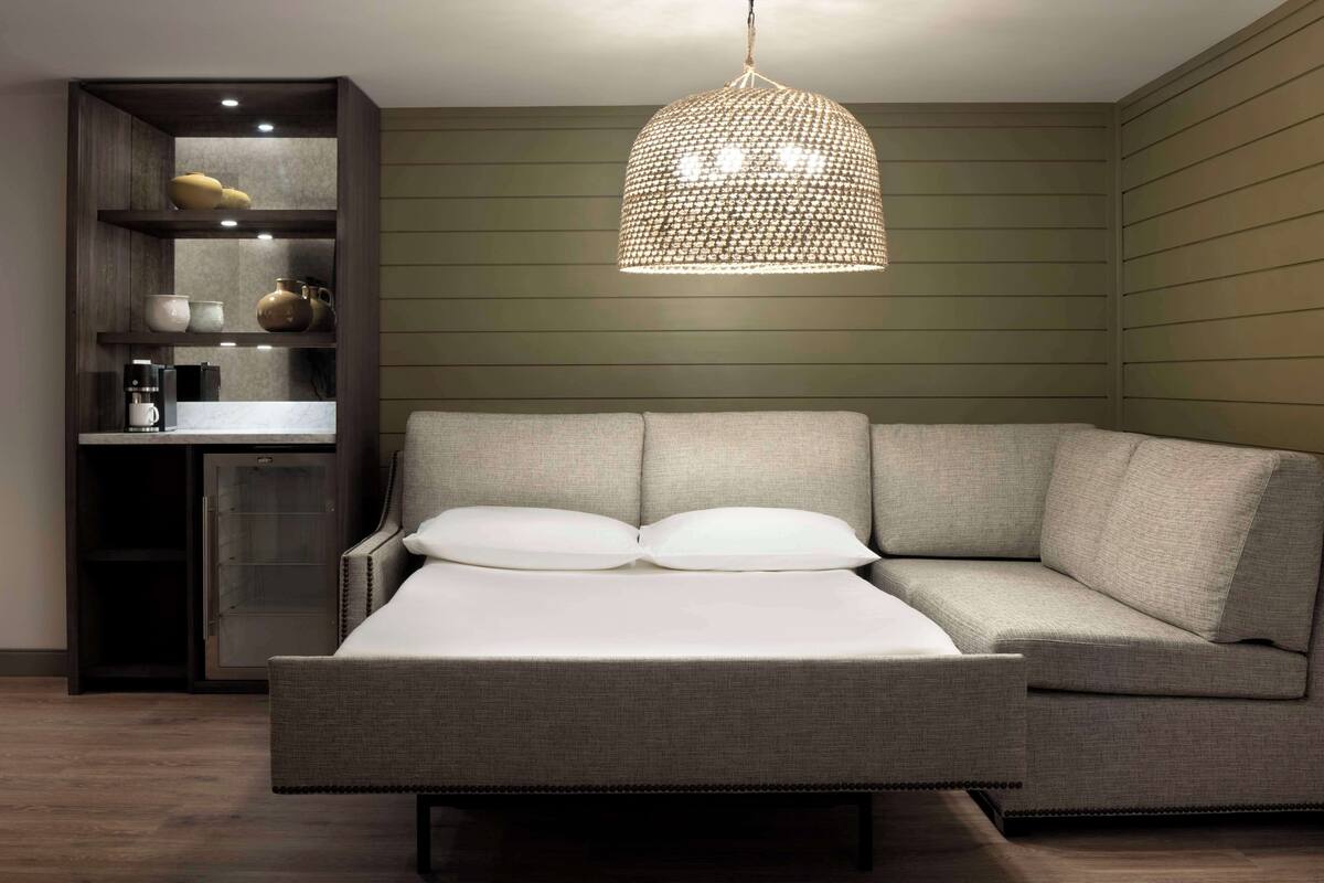 premium bedding, pillow-top beds, in-room safe, desk