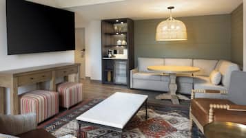 Suite (Hill Country, Retreat Floor) | Premium bedding, pillow-top beds, in-room safe, desk