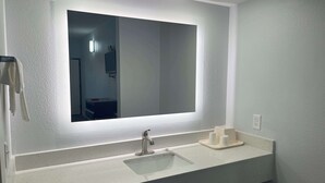 وحدات دش مع أحواض استحمام، مناشف
