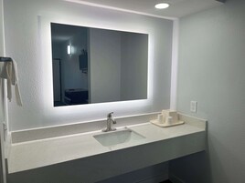 Bañera con ducha, toallas