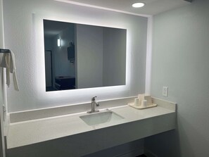 Combined shower/tub, towels - Motel 6 Cleveland, MS - Delta State University (Cleveland)