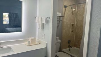 Combined shower/tub, towels