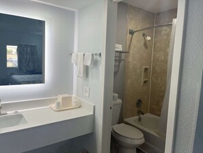Combined shower/bathtub, towels - Motel 6 Cleveland, MS - Delta State University (Cleveland)