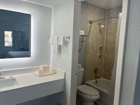 Combined shower/tub, towels. Motel 6 Cleveland, MS - Delta State University