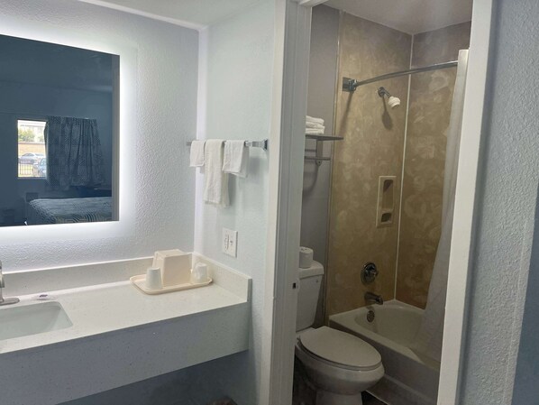 Combined shower/tub, towels