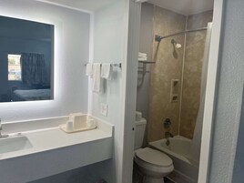 Ducha y bañera combinadas y toallas