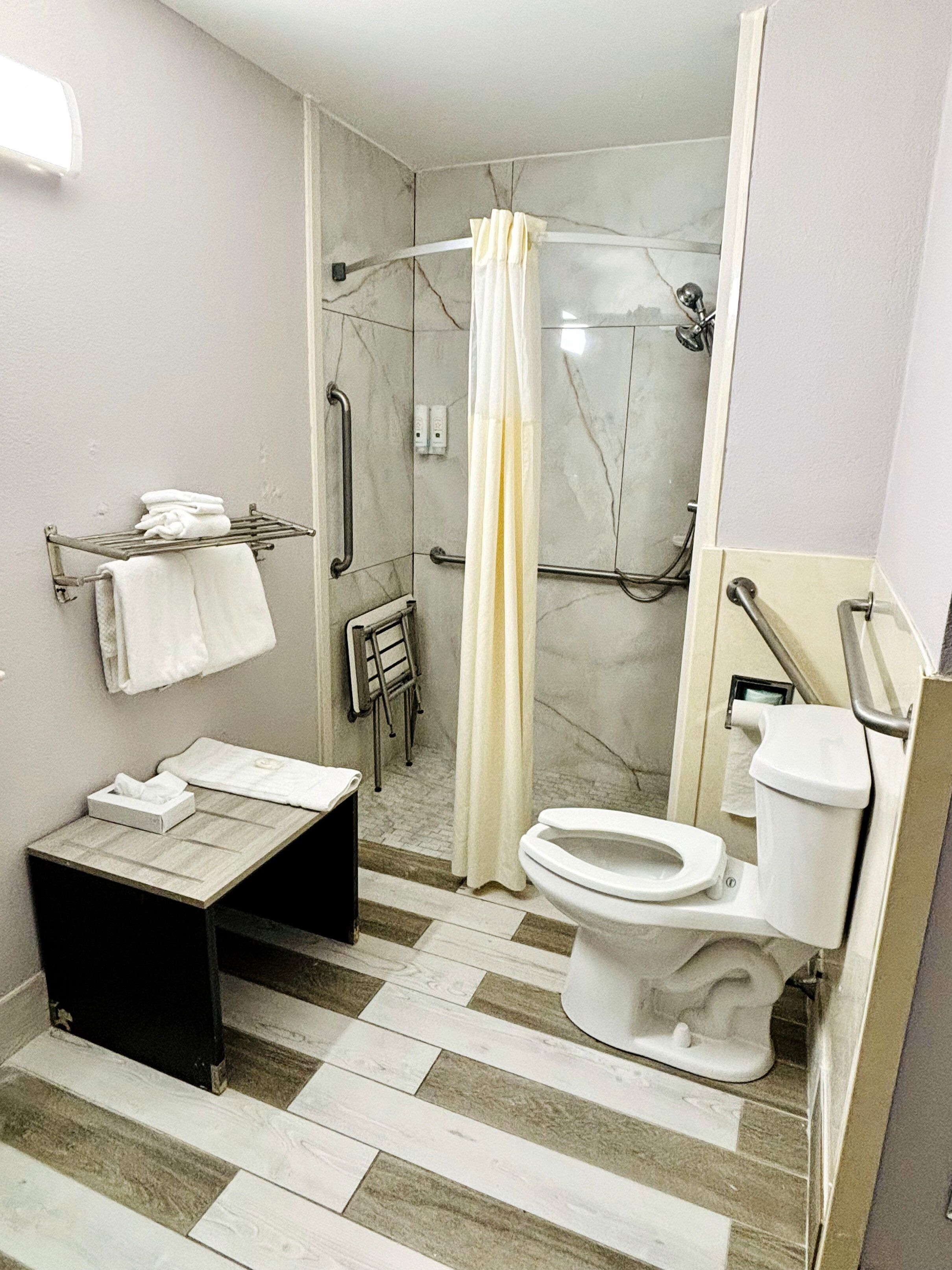 Ein Badezimmer mit Dusche, Toilette und Waschbecken.