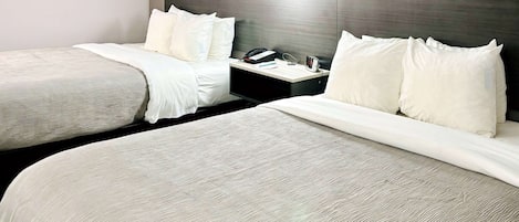 Habitación estándar, 2 camas Queen size, para no fumadores | Cortinas blackout, tabla de planchar con plancha y camas extra