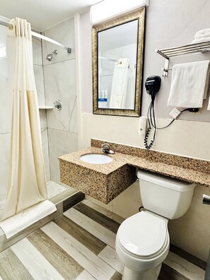 Chambre Standard, 1 très grand lit, non-fumeur | Salle de bain | Ensemble baignoire-douche, articles de toilette (gratuits)