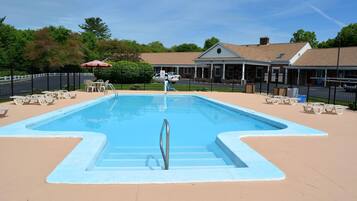Una piscina al aire libre de temporada