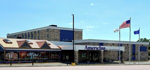Experience the charm of America at this welcoming hotel, offering comfortable lodging and dining options.