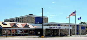 Experience the charm of America at this welcoming hotel, offering comfortable lodging and dining options.