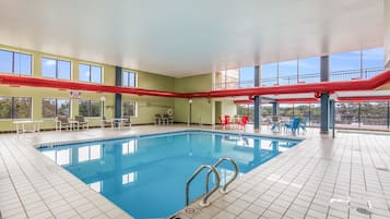 สระว่ายน้ำในร่ม, เก้าอี้อาบแดดริมสระ