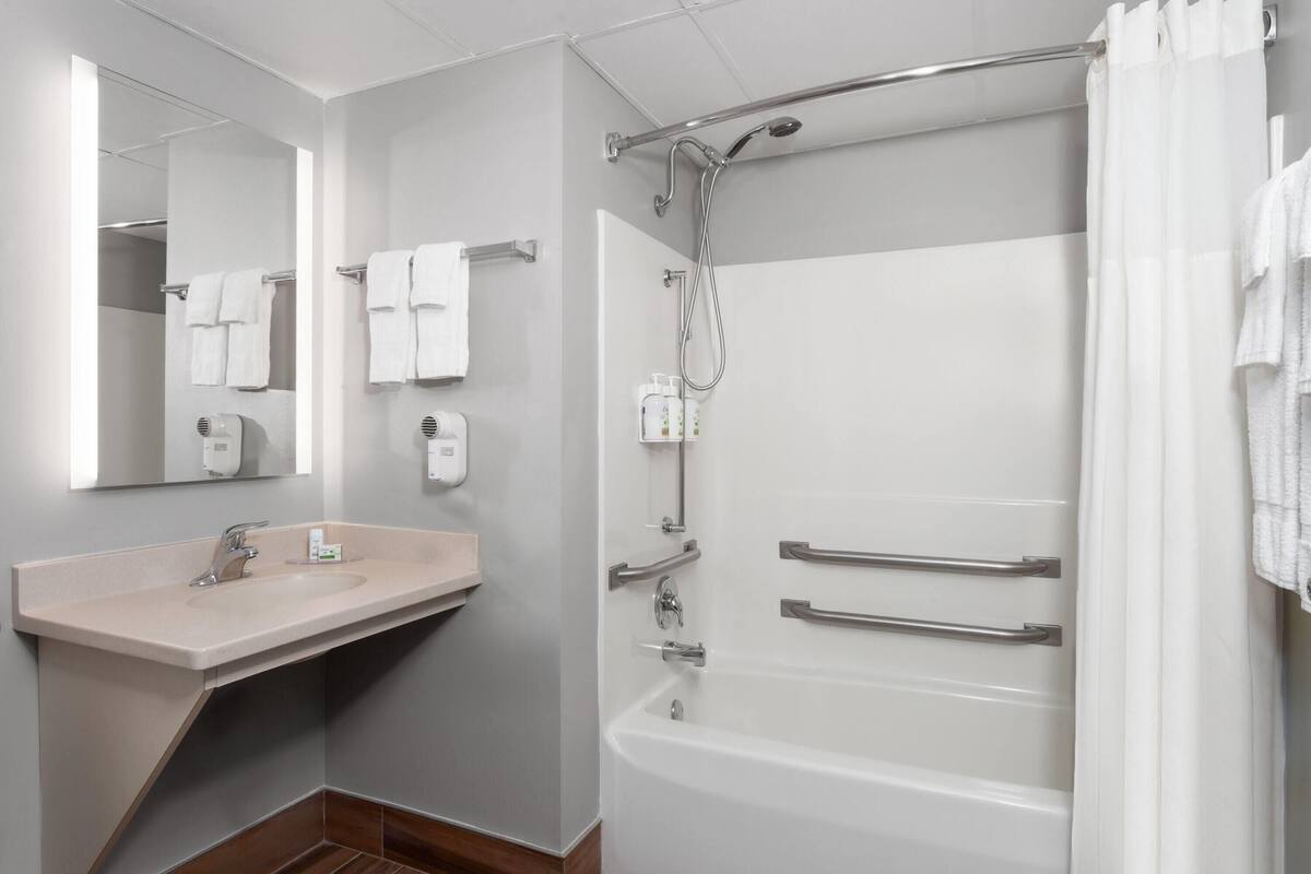 ห้องพัก, เตียงควีนไซส์ 2 เตียง (Mobility, Bathtub W/grab Bars) | ห้องน้ำสำหรับผู้พิการหรือทุพพลภาพ และคนชรา