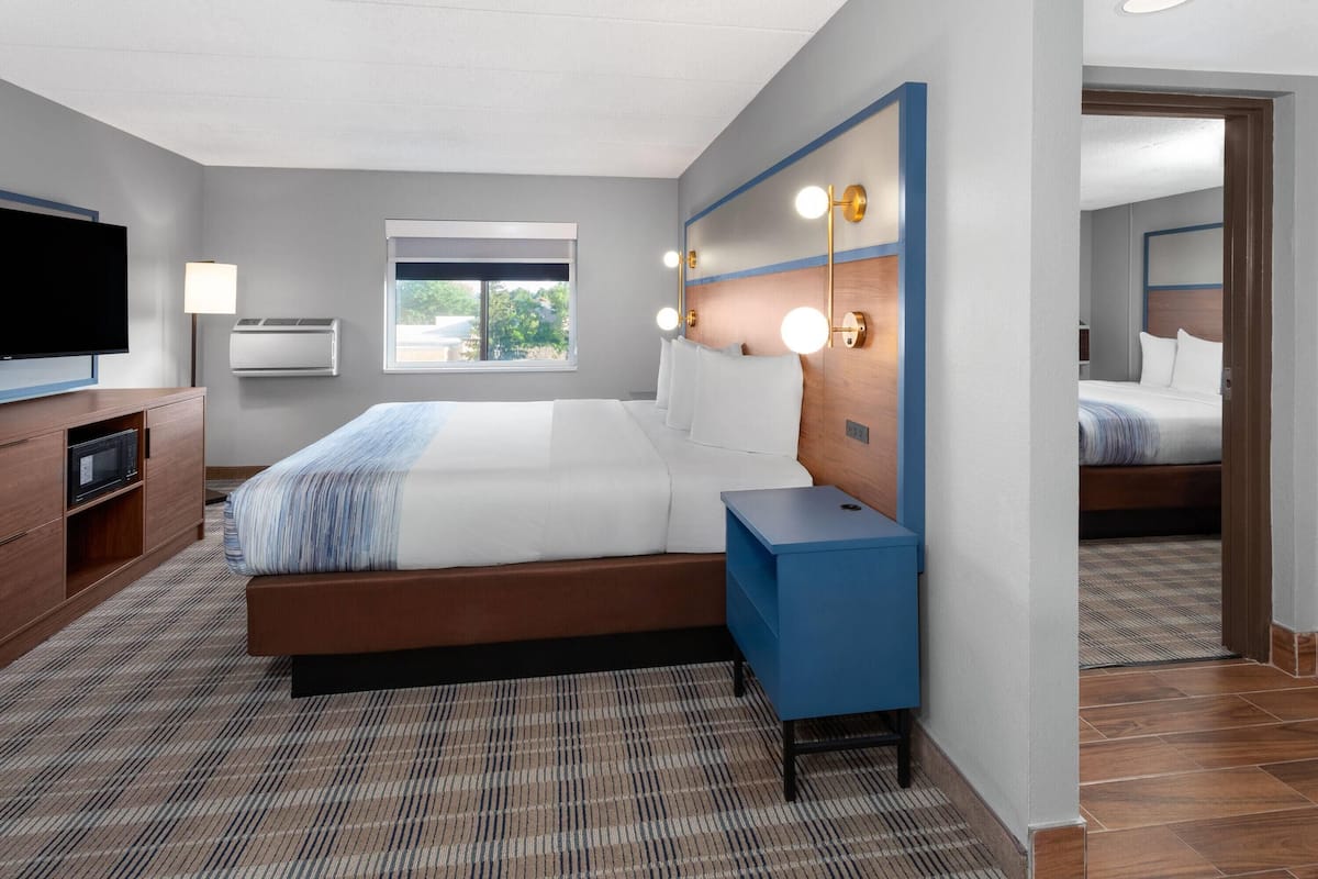 Family Suite, Multiple Beds, Non Smoking, Jetted Tub | Jetted tub