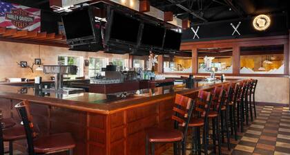 AmericInn & Suites By Wyndham Baraboo Event Center