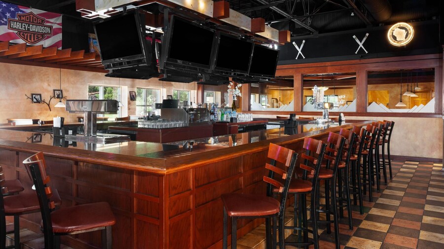 AmericInn & Suites By Wyndham Baraboo Event Center