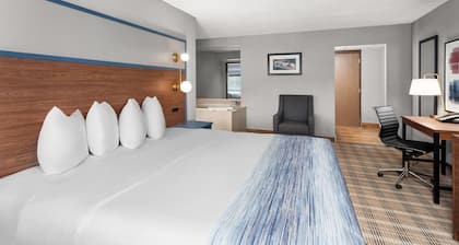 AmericInn & Suites By Wyndham Baraboo Event Center