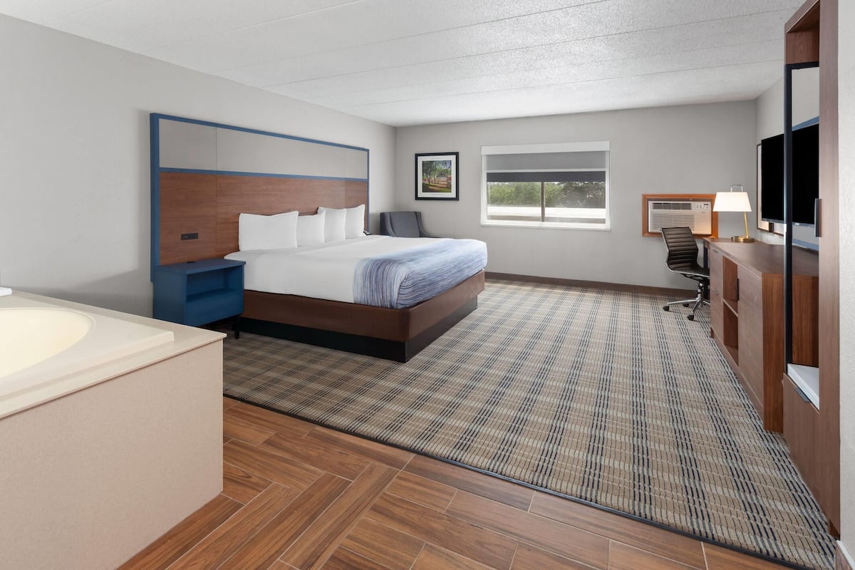 Suite, 1 King Bed, Non Smoking, Jetted Tub | Jetted tub