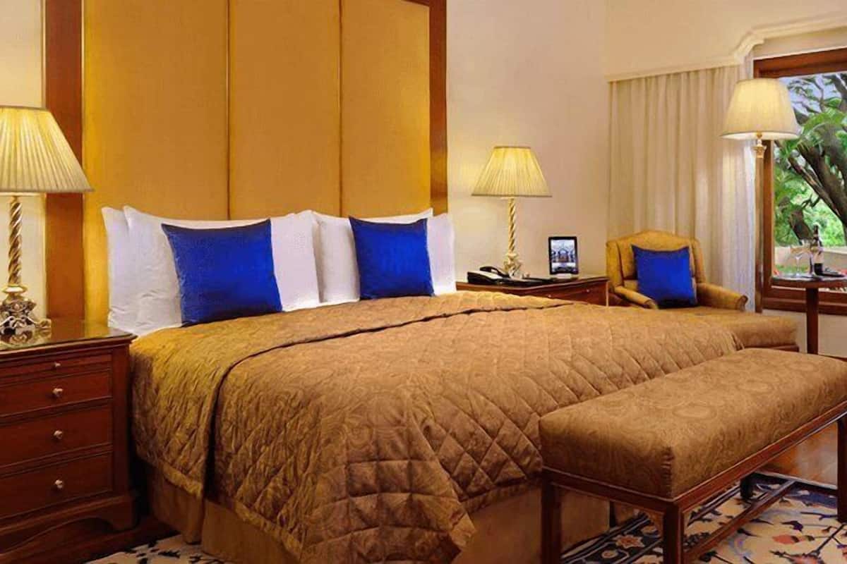 Deluxe Suite | 1 bedroom, premium bedding, minibar, in-room safe