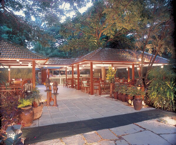 3 restaurants, breakfast, lunch, dinner served; international cuisine