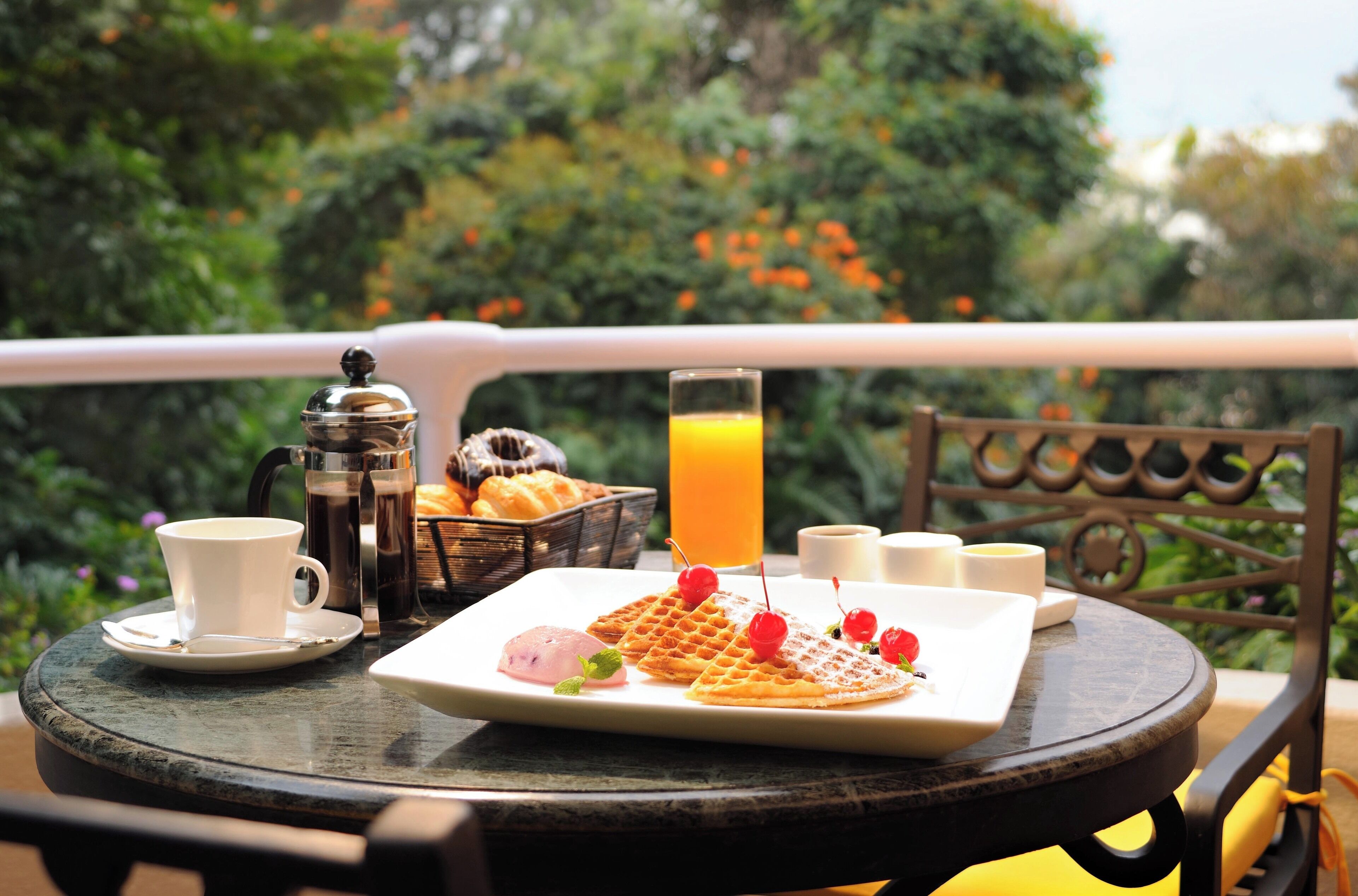Daily buffet breakfast for a fee
