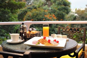 Daily buffet breakfast for a fee