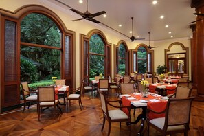 3 restaurantes, se sirven desayunos, comidas y cocina internacional
